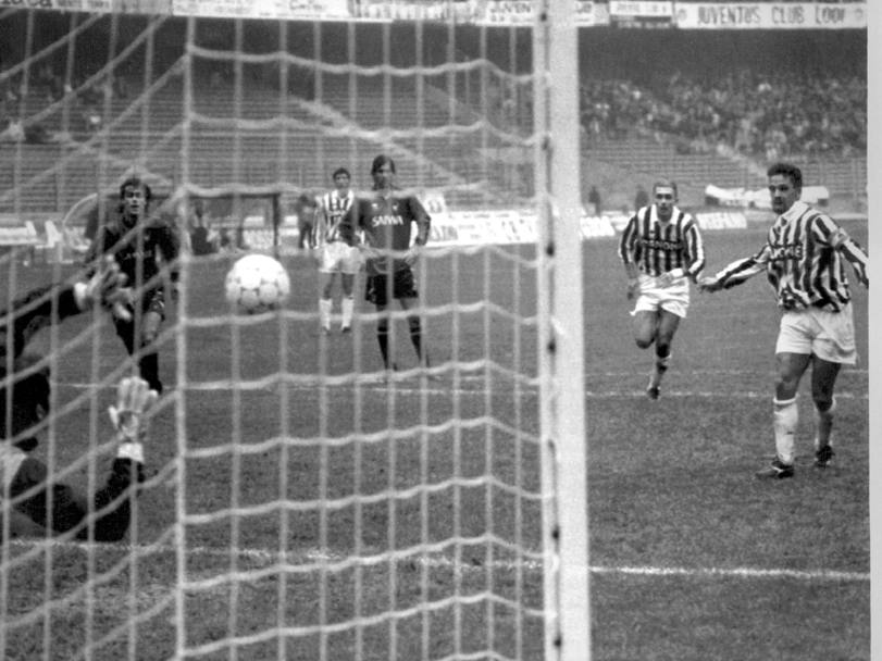 Serie A, Juventus-Genoa 4-0 del 31 ottobre 1993, gol Baggio su rigore: e&#39; il 100 gol, in carriera del Codino